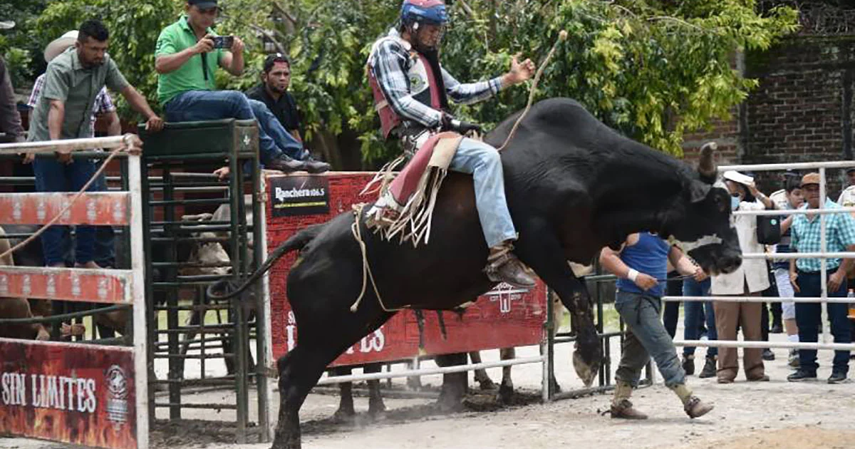 Radio Ranchera 106.5 FM enciende la pasión del rodeo de toros en San Sebastián, San Vicente